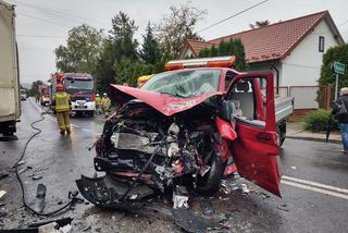 Wypadek w Stróżach. Dostawczak staranowany przez ciężarówkę