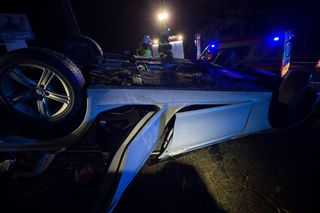 Straszliwe dachowanie na DK 10! W środku pojazdu były dzieci