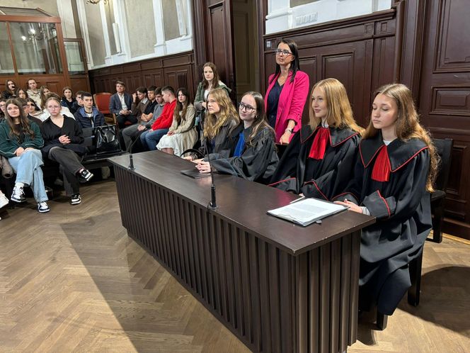 Uczniowie I LO w roli sędziów, obrońców i prokuratorów 