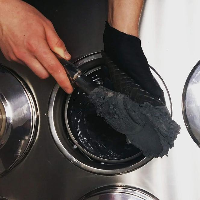 Lody czarne jak węgielek