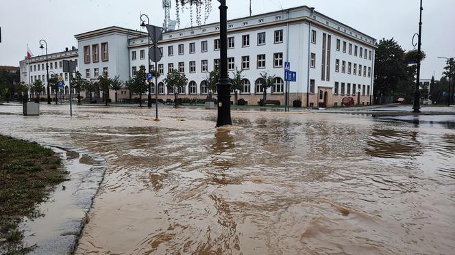 Nysa. Ratownicy WOPR i GOPR z całego kraju zjeżdżają do miasta. Dwugodzinne kolejki w sklepach