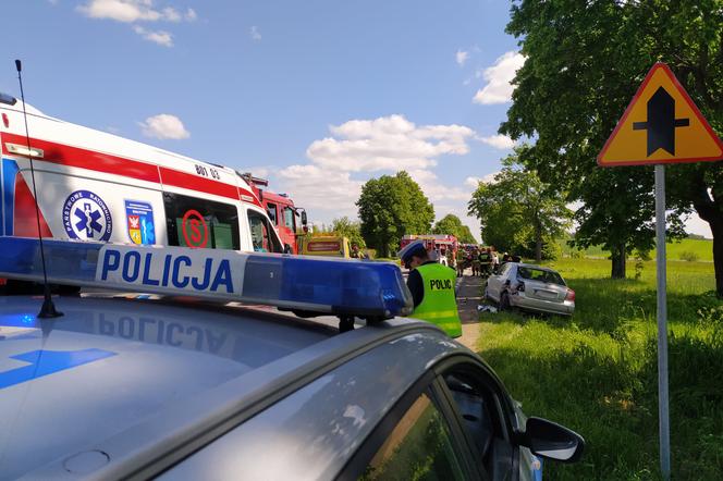 Sokółka. Wypadek na ul. Kryńskiej. Auto uderzyło w zaparkowane samochody