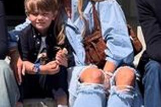 Rozenek w podartych spodniach na marszu