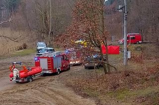 Zaździerz. Mężczyzna utonął w czasie ratowania swojego samochodu. Śmiertelny wypadek [ZDJĘCIA]