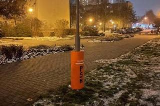 Poduszki na latarniach chronią jeżdżących na sankach 