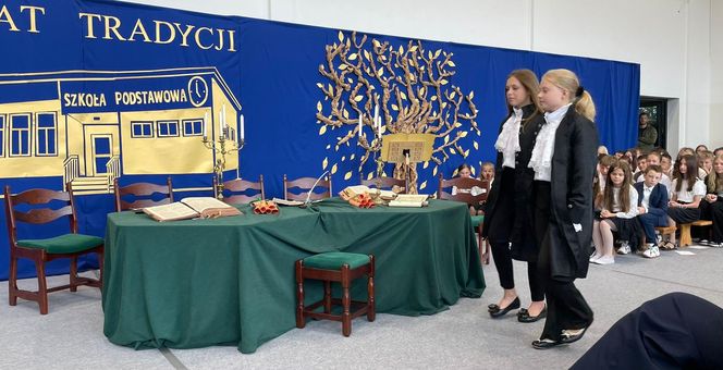 Pierwsza Dama uczciła z uczniami 100 lat od nadania imienia Stefana Batorego Szkole Podstawowej w Liwie