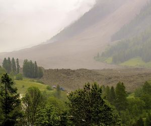 Szwajcaria. Kamienna lawina pogrzebała alpejską wioskę, gdy oderwał się ogromny fragment lodowca