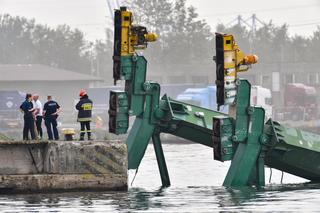 W Gdańsku dźwig stoczniowy runął do wody