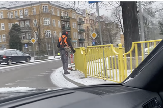 Kosili śnieg w Szczecinie. Kuriozalna sytuacja przy al. Wojska Polskiego