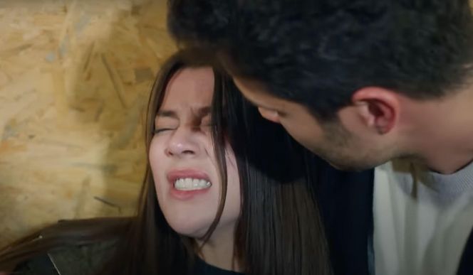 Ege uratuje Zeynep, choć porywacz pchnie ją nożem.