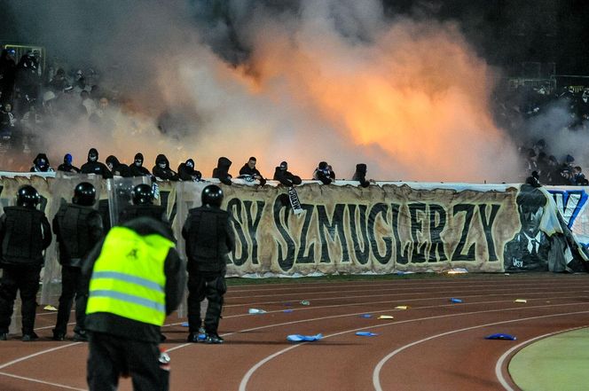 Elana Toruń - Zawisza Bydgoszcz 1:1, zdjęcia kibiców, opraw i piłkarzy ze Stadionu Miejskiego im. Grzegorza Duneckiego