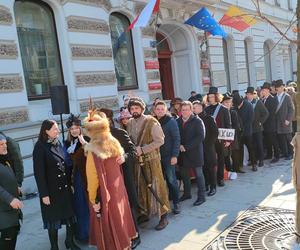 Polonez dla Łodzi. Zobacz, jak zatańczyli go mieszkańcy