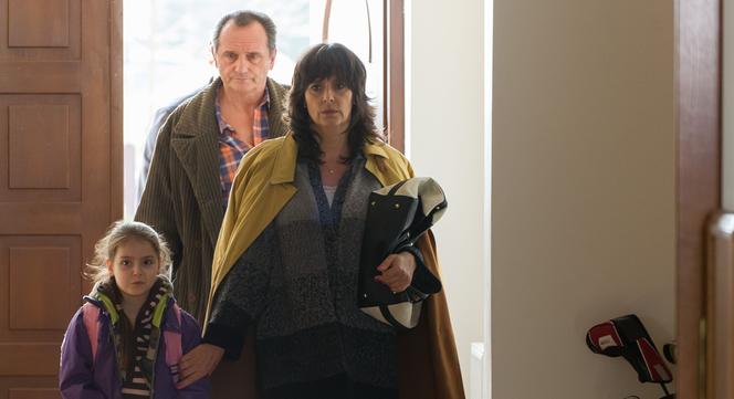 Na Wspólnej odc. 2511. Izabela (Anna Korcz) Jerzy (Wojciech Wysocki), Klementynka (Julia Kostow)