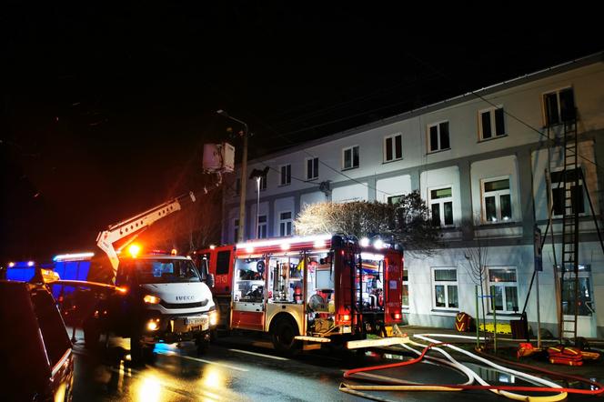 Makabryczny pożar w Zduńskiej Woli! Dwie osoby nie żyją, kolejnych pięć zabrały karetki [ZDJĘCIA].
