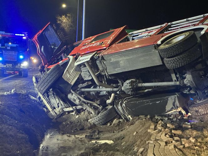 Tragiczny wypadek na DK7. Wóz strażacki zderzył się z osobówką