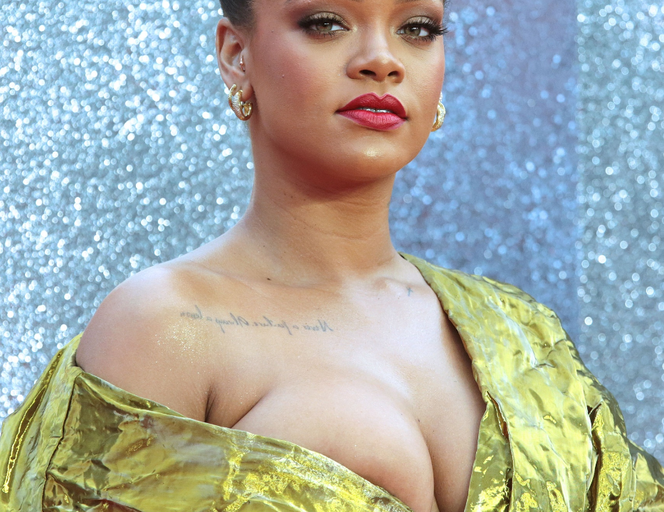 Rihanna - hotplota.pl