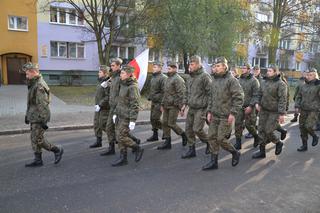 Uroczysty przemarsz licealistów ulicą 11 Listopada