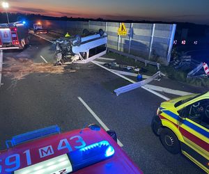 Bus uderzył w barierę energochłonną, po czym dachował