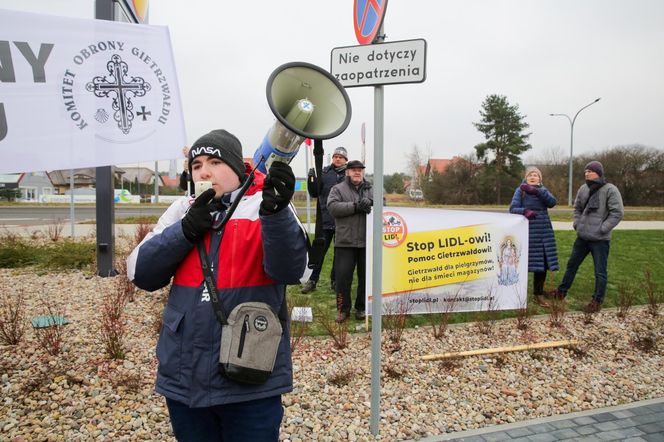 Protest przeciwko budowie centrum logistycznego Lidla w Gietrzwałdzie. Olsztyn, 14.12.2024