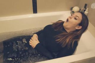 Ewa Farna śpiewa Hello Adele w wannie pełnej lodu. Nie jest nago! 