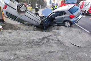 Zderzenie osobówek w Brniu. Kierowca volkswagena wymusił pierwszeństwo i uderzył w skodę [GALERIA]