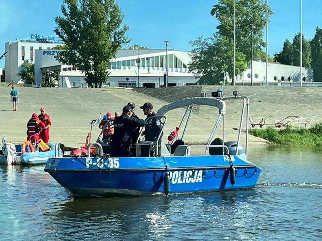 Działania służb na Wiśle w Toruniu. Straż, policja, strażnicy miejscy i grupa poszukiwawcza w akcji