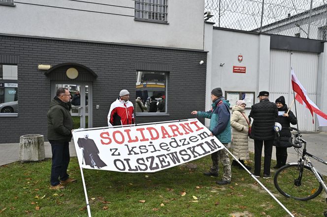 Oczekiwanie na wyjście ks. Michała Olszewskiego na wolność