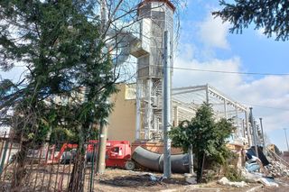 Demontują zjeżdżalnie aquaparku Akwawit w Lesznie. Odsłaniają szkielet pływalni