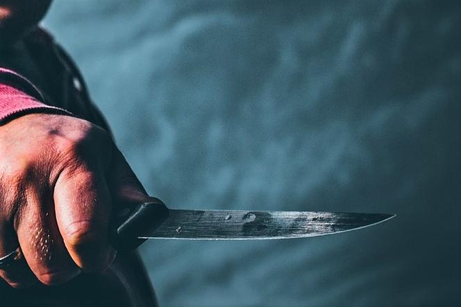 19-latek okradł sklep i groził ochroniarzowi nożem. Chwile grozy w Złocieńcu