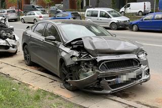 Totalna masakra na Pradze-Południe. Sześć rozbitych pojazdów na poboczu 	