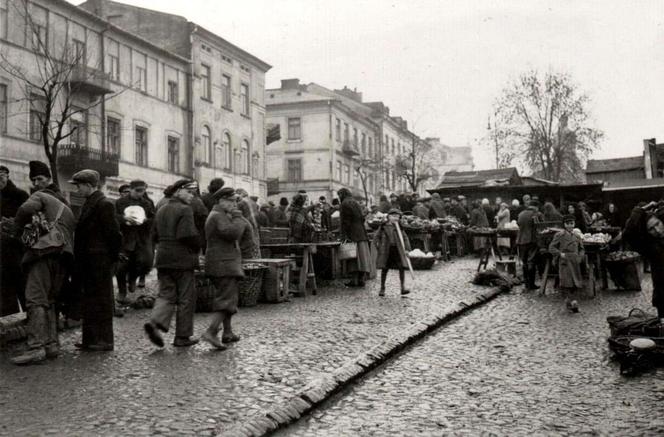 Tak na starych zdjęciach wyglądał targ na Świętoduskiej w Lublinie. Musicie to zobaczyć!