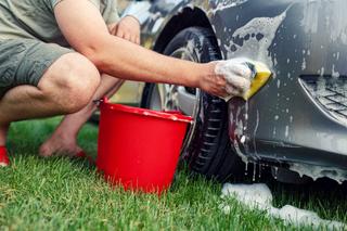 Czy możesz myć auto przed domem? Jeśli masz gruby portfel, śmiało