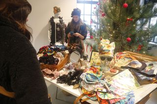 Kiermasz bożonarodzeniowy w Fabryce Pełnej Życia. Można było kupić nietuzinkowe prezenty ZDJĘCIA