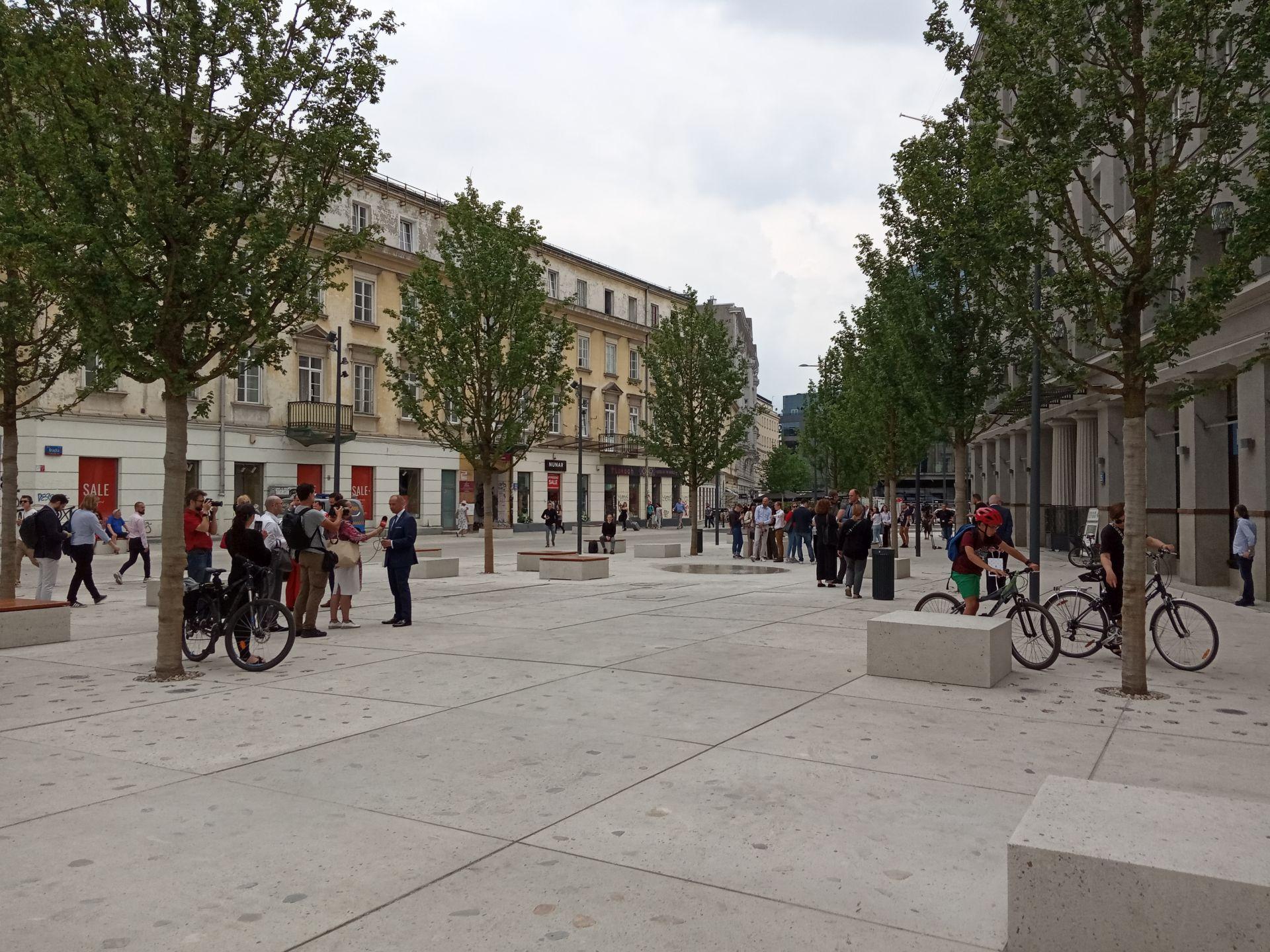 Plac Pięciu Rogów: miejska oaza, betonowa pustynia czy zwornik łączący różne przestrzenie i funkcje miasta?