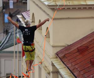   Urban Highline Festival 2023 w Lublinie. Slacklinerzy robią cuda na linach!