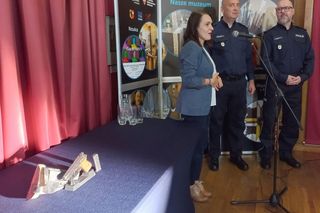 Z takiej strzelał James Bond. Cenny podarunek od policji w Lesznie dla Muzuem Okręgowego