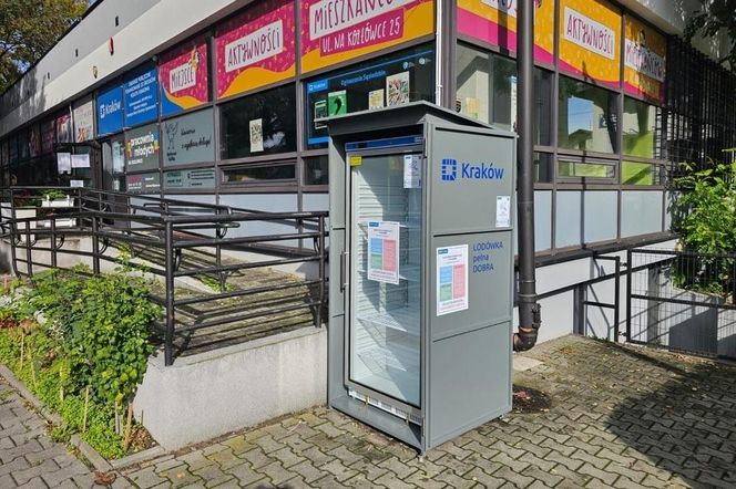 W Krakowie przybywa lodówek pełnych dobra. MOPS uruchomił cztery nowe jadłodzielnie [GALERIA]