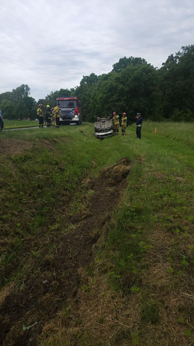 Złamał dożywotni zakaz. Po dachowaniu w pow. górowskim porzucił auto i poszedł pieszo