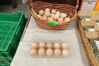 Jajka i sprzedawcy na halach targowych