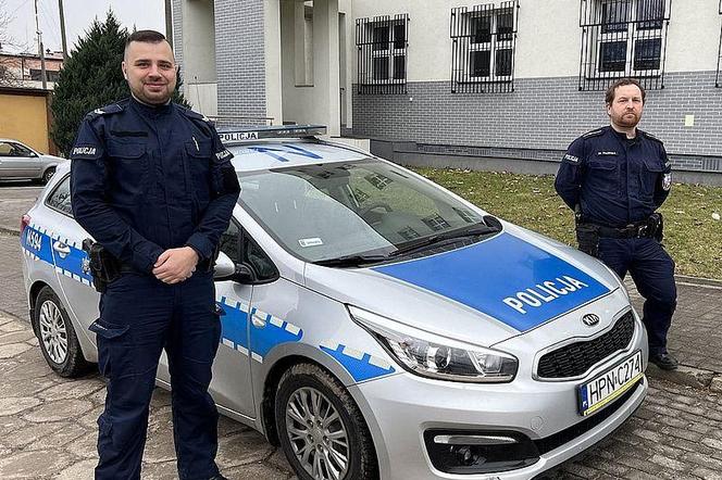 Policjanci z Malborka pomogli mieszkańcowi, który potrzebował pomocy. Mundurowi bez wahania ruszyli na ratunek 