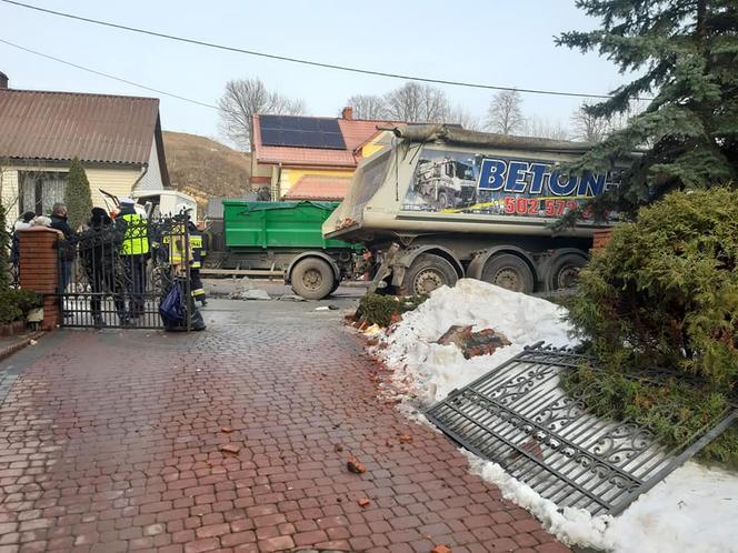 Groźny wypadek w Łagowie. Dwie ciężarówki, ciężko ranny pieszy i jeden z kierowców
