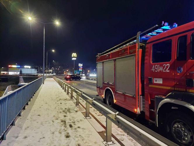 Starachowice. Zderzenie kilku samochodów na wiadukcie