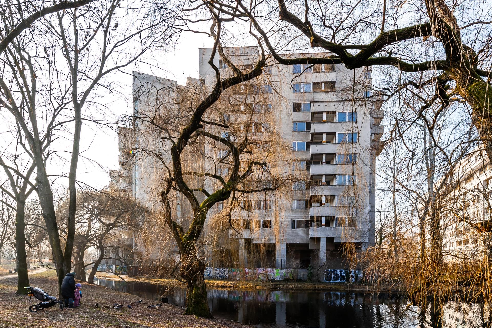 Szpiegowo, blok na Sobieskiego 100 w Warszawie