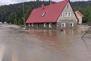 Bydgoscy policjanci pomagają mieszkańcom obszarów dotkniętych powodzią