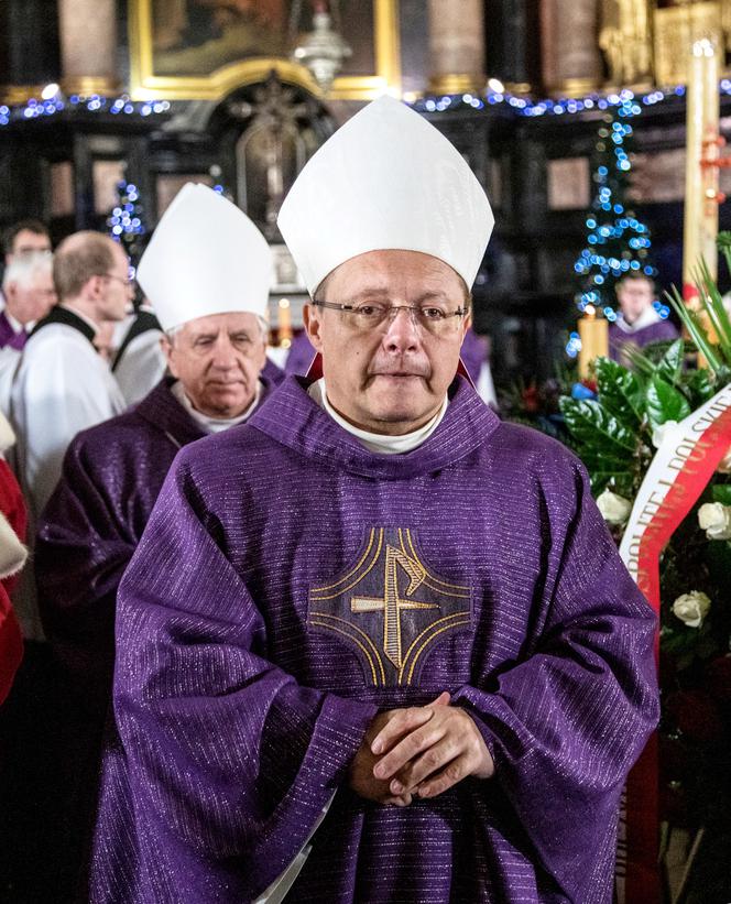 Biskupi i epidemiolodzy apelują do Polaków: przestańcie chodzić do kościoła
