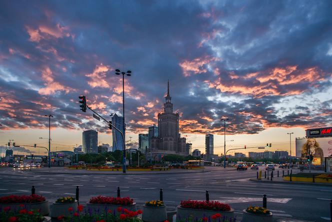 Pałac Kultury i Nauki w Warszawie o zachodzie słońca
