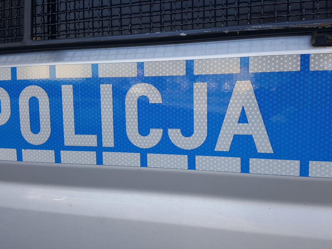 Policja wyważyła drzwi do jednego z mieszkań w Bełchatowie. 35-latek miał sporo na sumieniu!