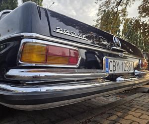 Klasyczna motoryzacja znów zachwyciła Bydgoszcz. „Bydgoskie Klasyki Nocą” przy Torbydzie