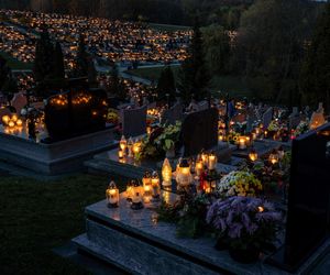 Tysiące zniczy rozświetliło polskie cmentarze. Niezwykły widok po zmroku