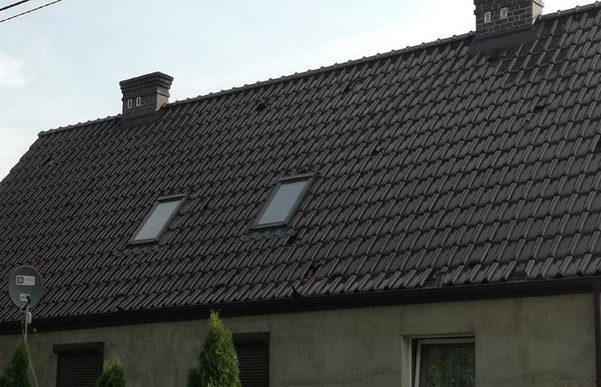 Uszkodzony dach w jednym z domów w Wojcieszycach.